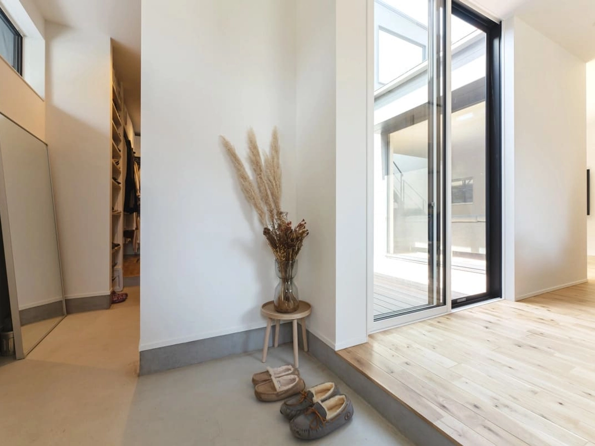 室内への2つの入り口をもつ玄関