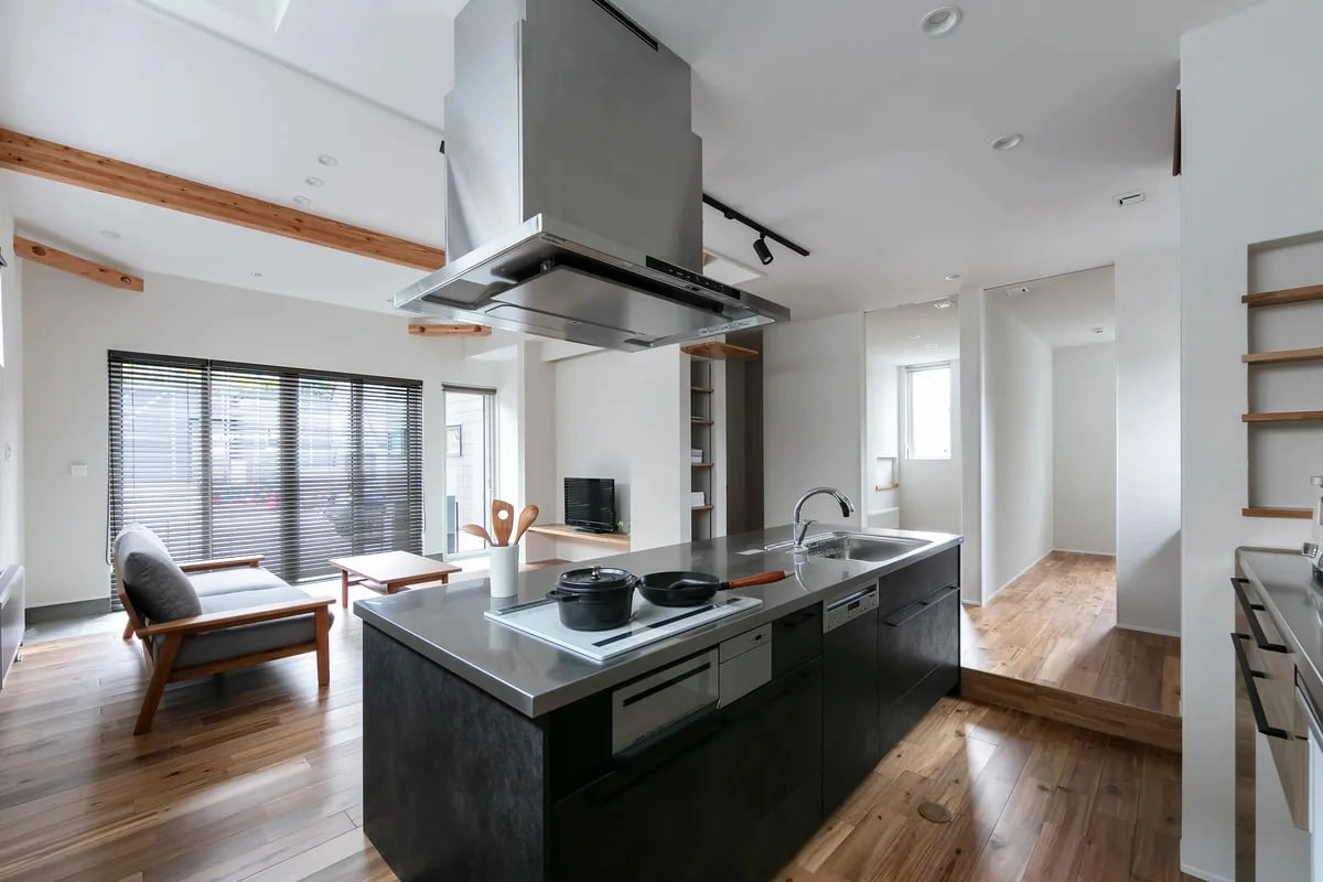 アイランドキッチン越しに広がる開放的なLDK