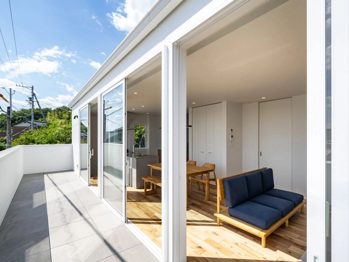 リビング横に設置された広いタイルデッキ