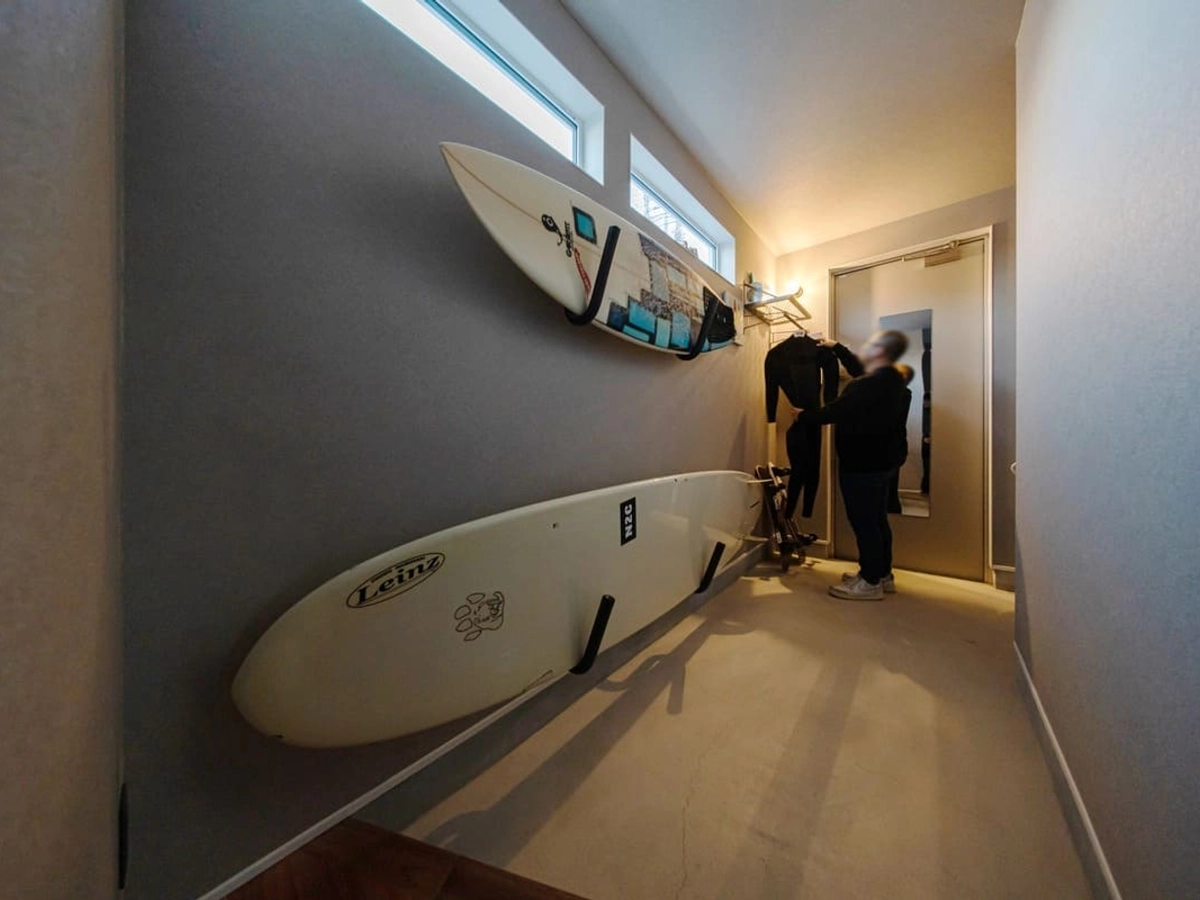 広々とした玄関ホールとサーフボード