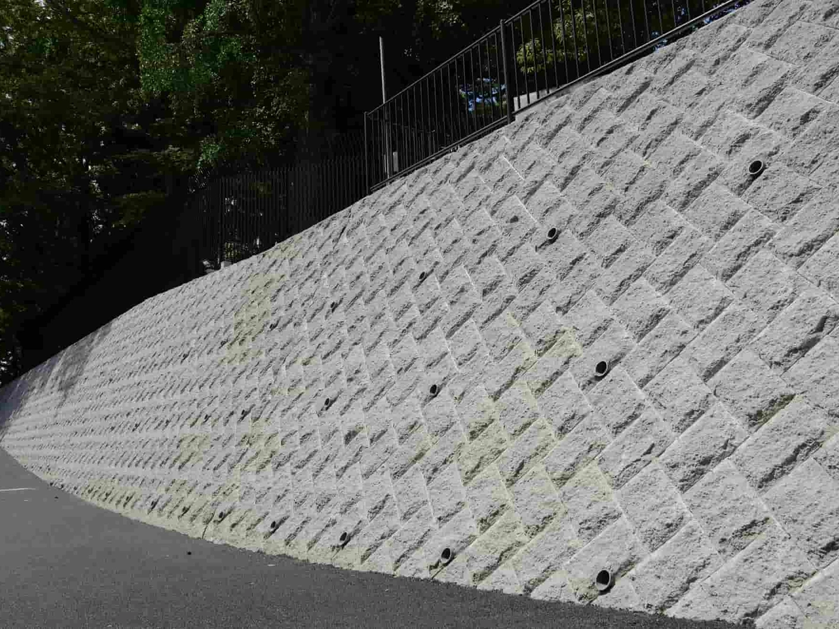擁壁とは?住宅を建てる上で知りたい基礎知識とトラブル対策を解説
