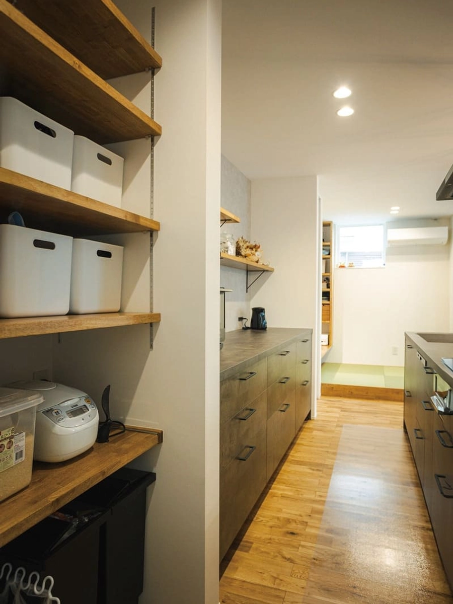 リビングからの視線に配慮したパントリー