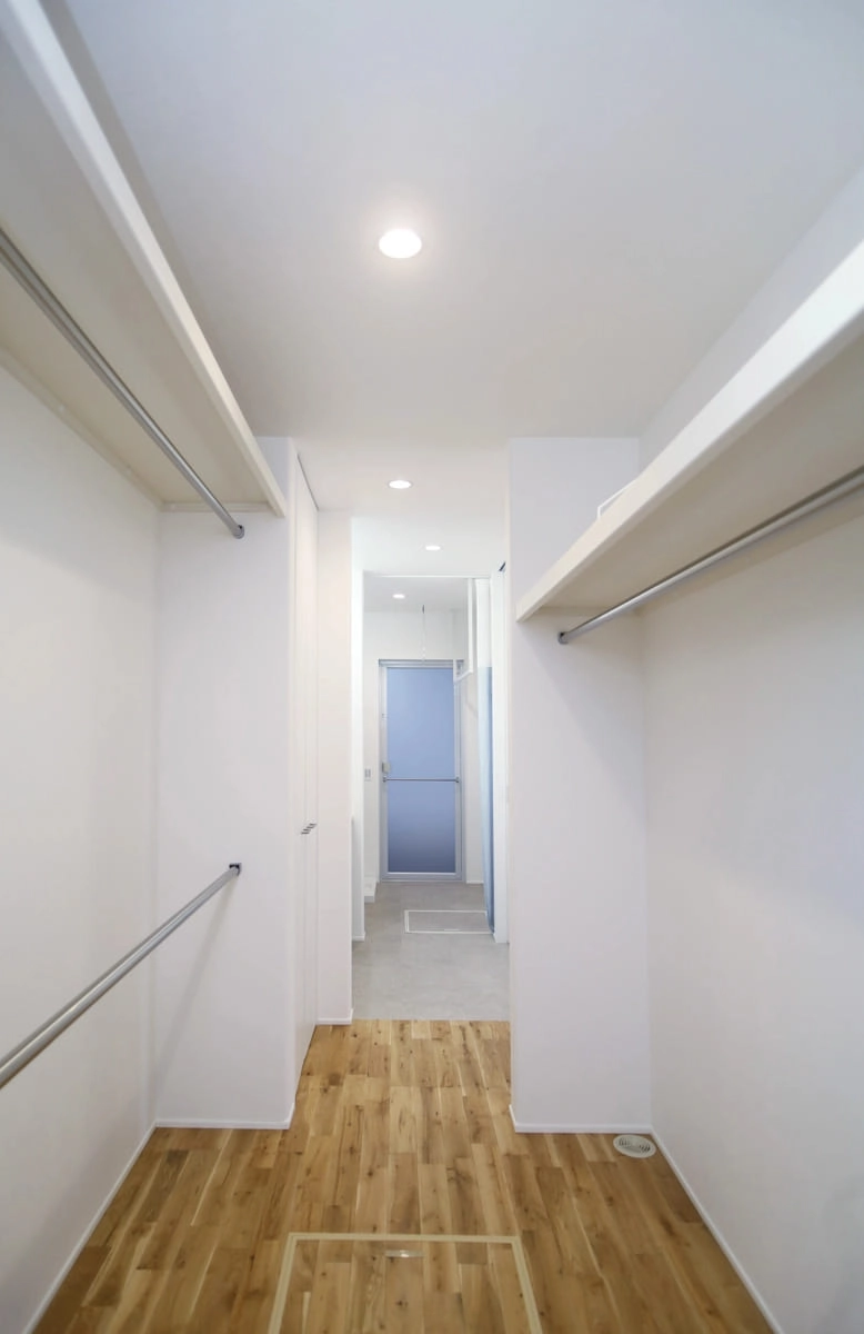 白を基調とした機能的なウォークスルークローゼット