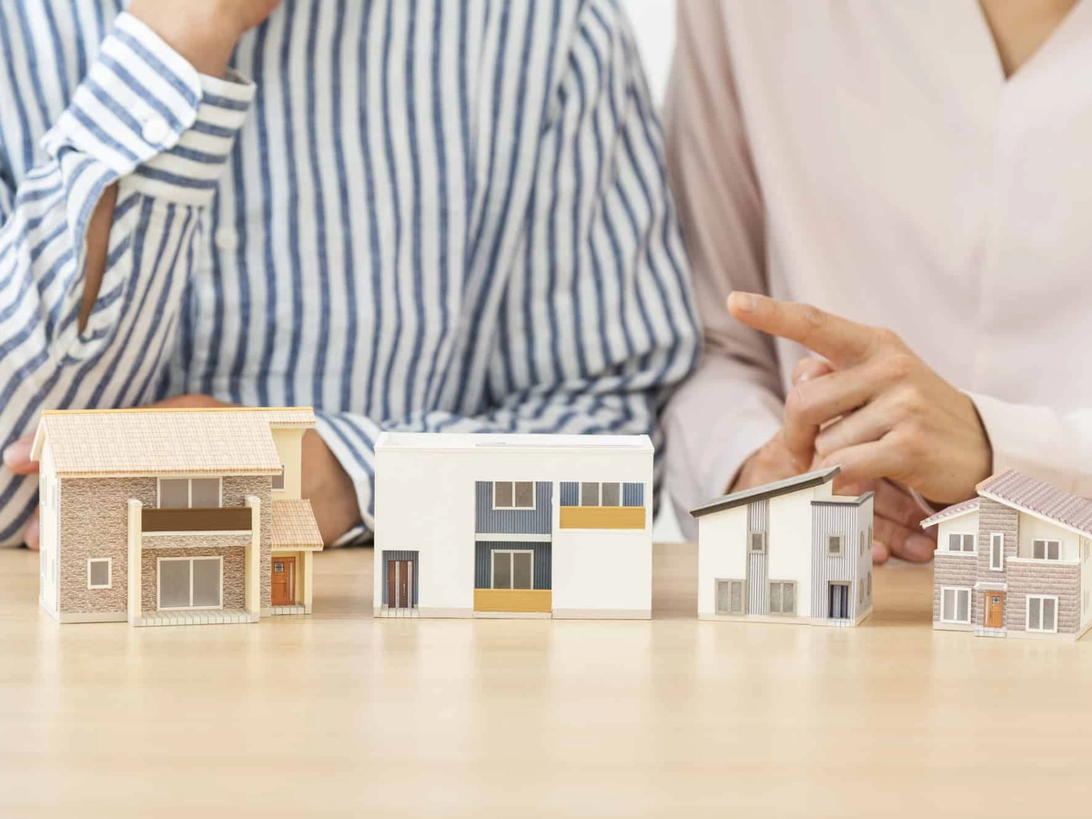 住まいについて相談する夫婦