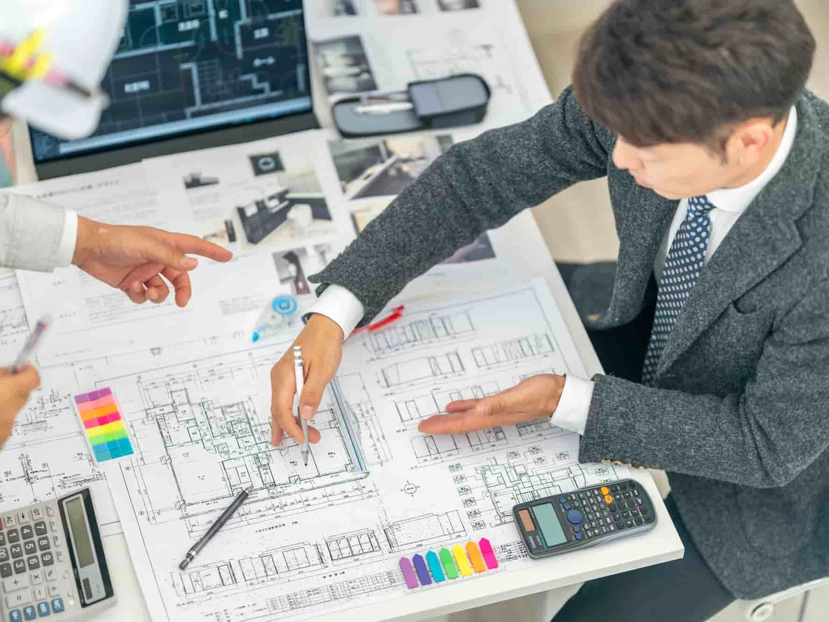 指示をする一級建築士