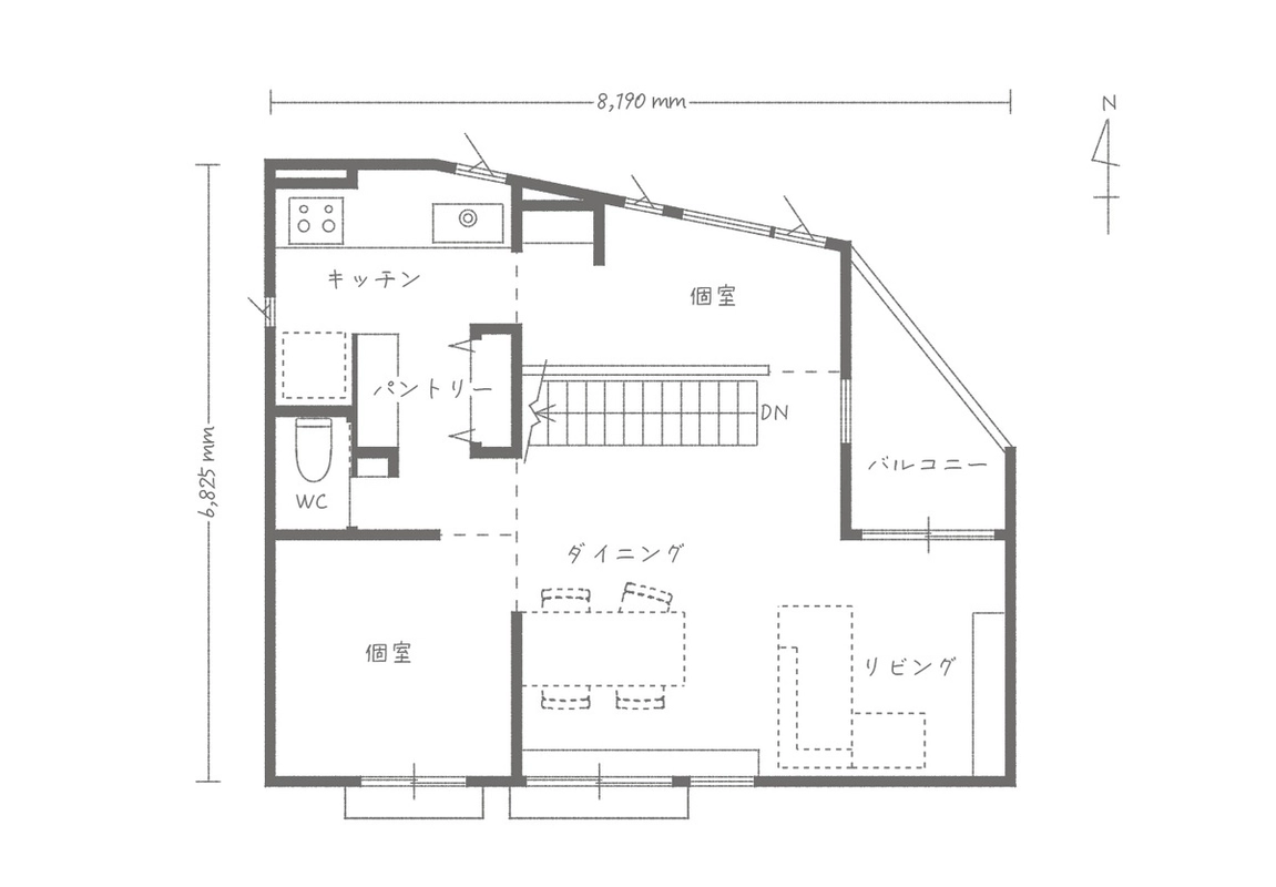 バルコニーに面したLDKと複数の個室を配置した2階の間取り図