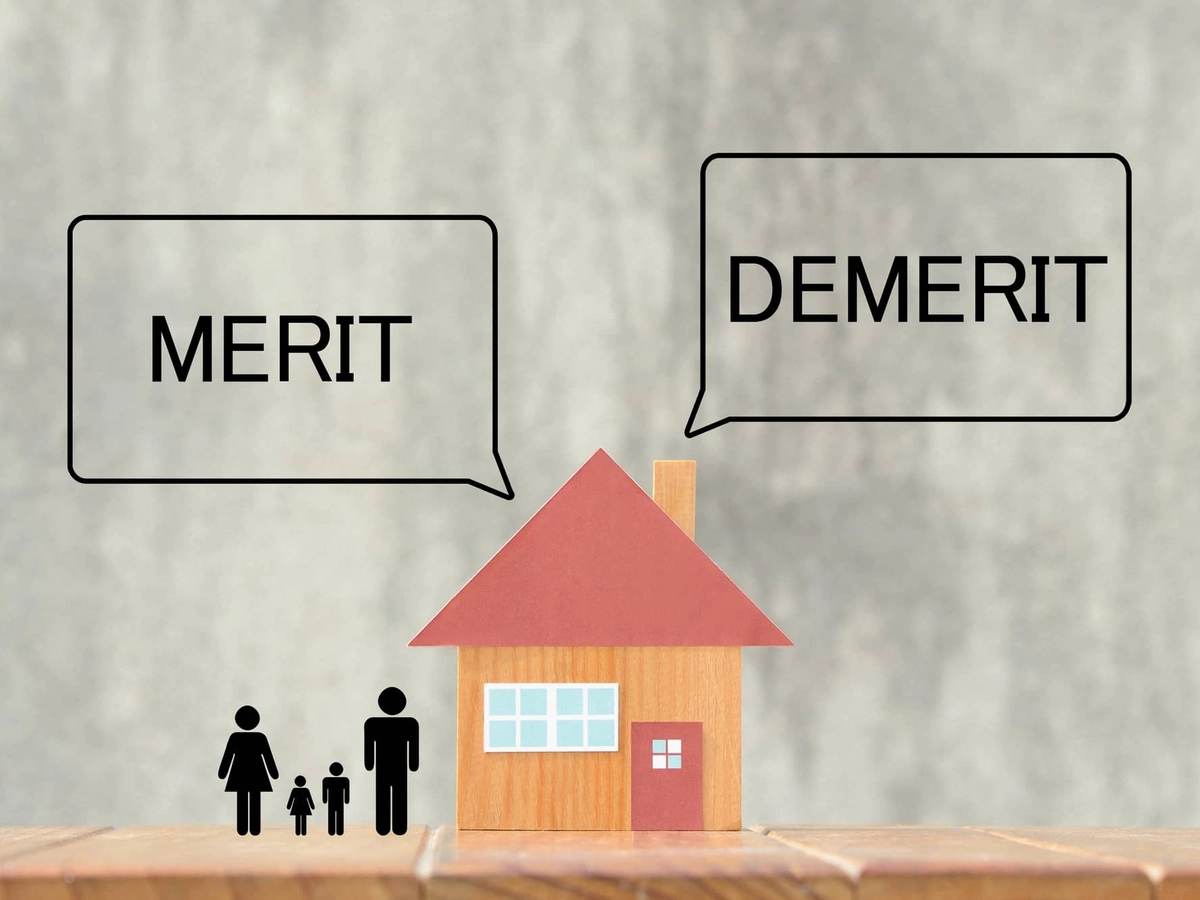 住宅のメリットとデメリット(背景がコンクリ)