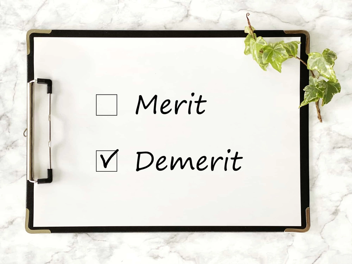 デメリットにチェックが入ったクリップボードの紙