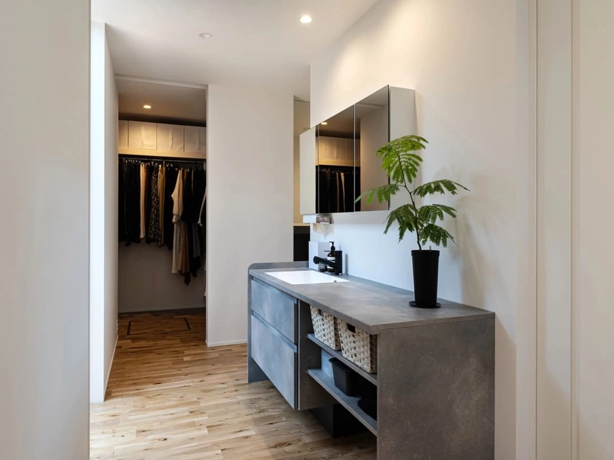 廊下に設置されたスタイリッシュな洗面台