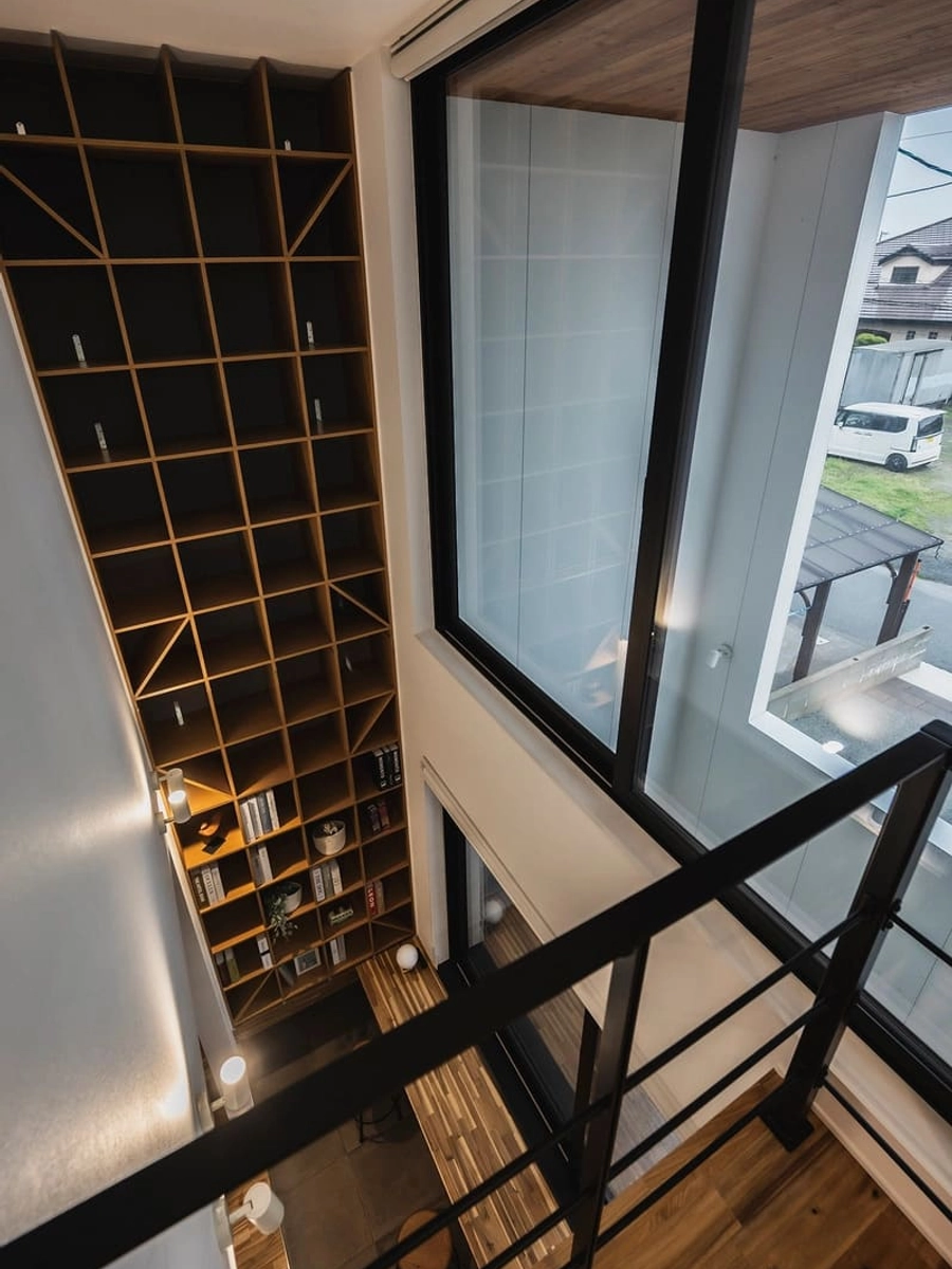 吹き抜けの壁一面に設置された収納棚