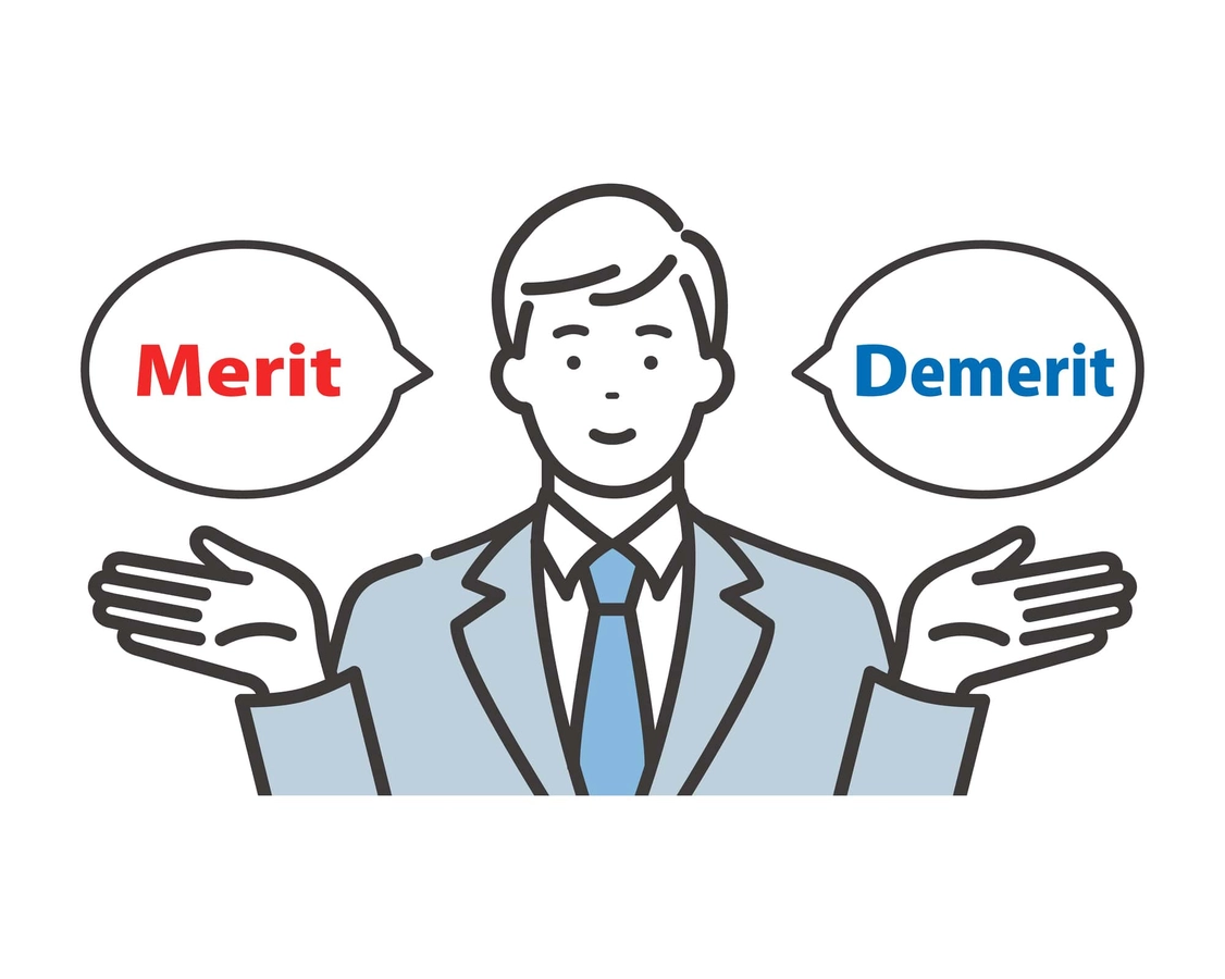 メリットとデメリットを説明する若いビジネスマン