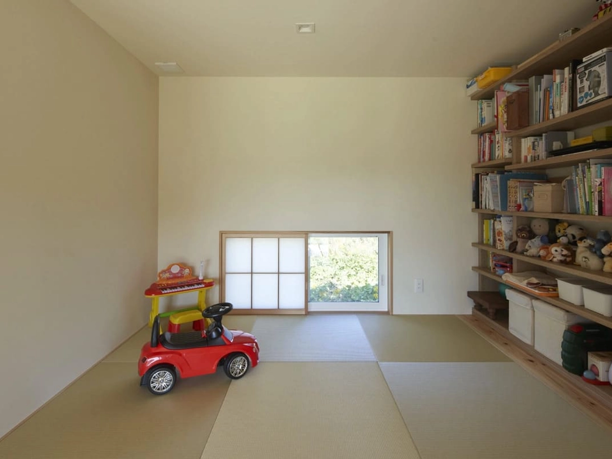 壁一面に可動棚がある和室