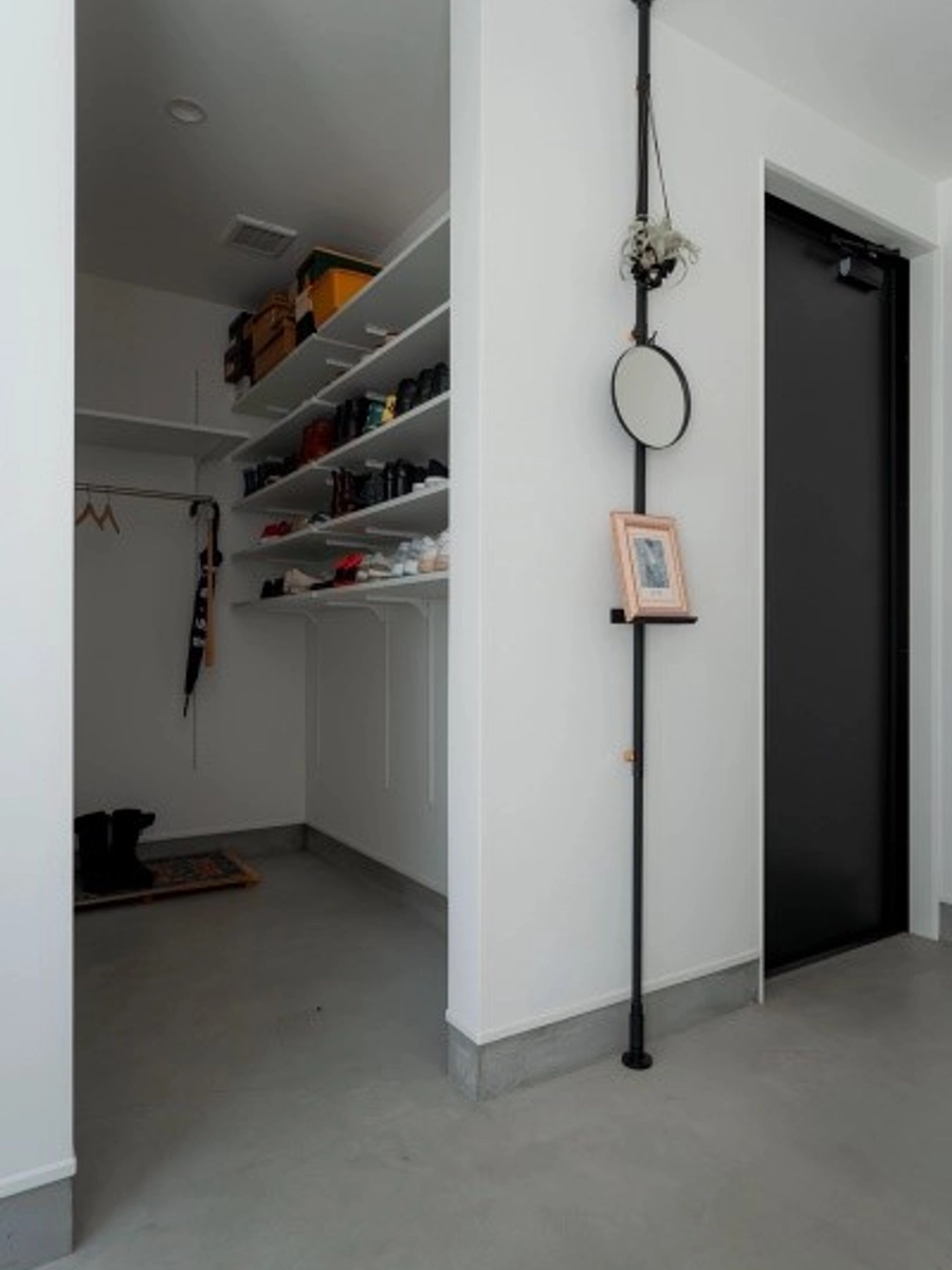 インテリアが映える白い壁の玄関