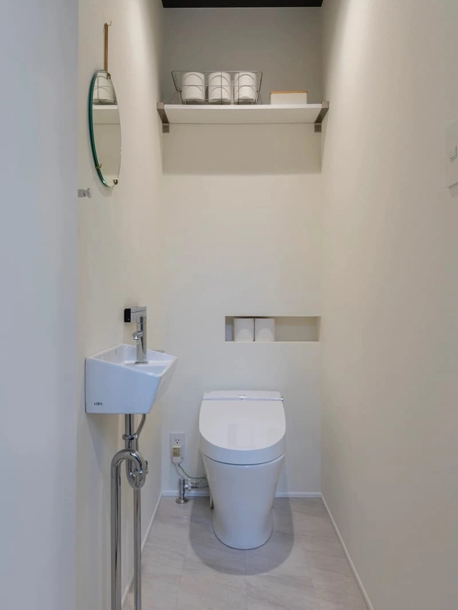 白を基調としたシンプルで清潔感のあるトイレ