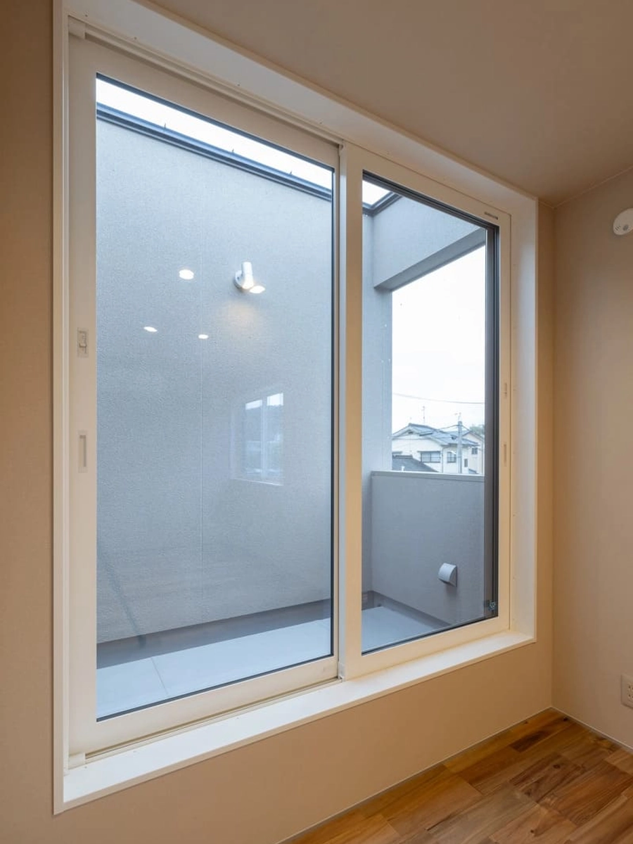 わずかなスペースでありながら室内に自然光の入るバルコニー