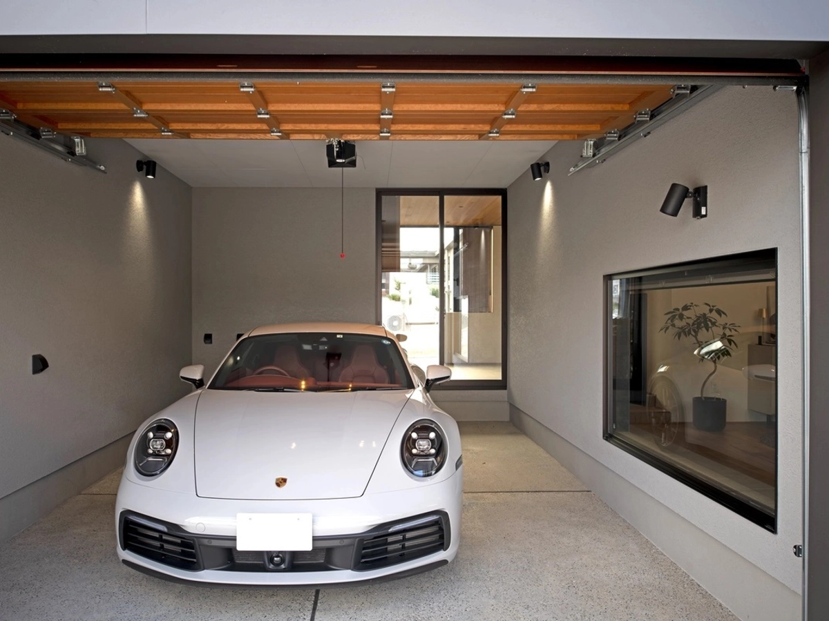 愛車を眺められるビルトインガレージ