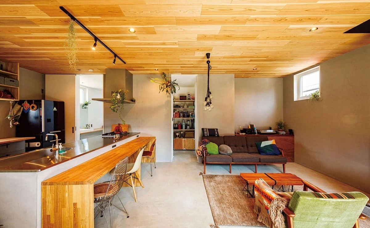 板張りの天井にアイアンの照明が映えるヴィンテージなLDK