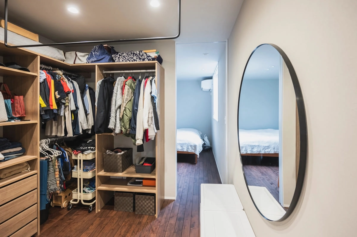 寝室につながるォークスルーの広々ファミリークローゼット