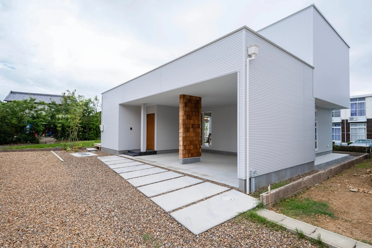 ガレージと一体化したモダンなデザインの住まい