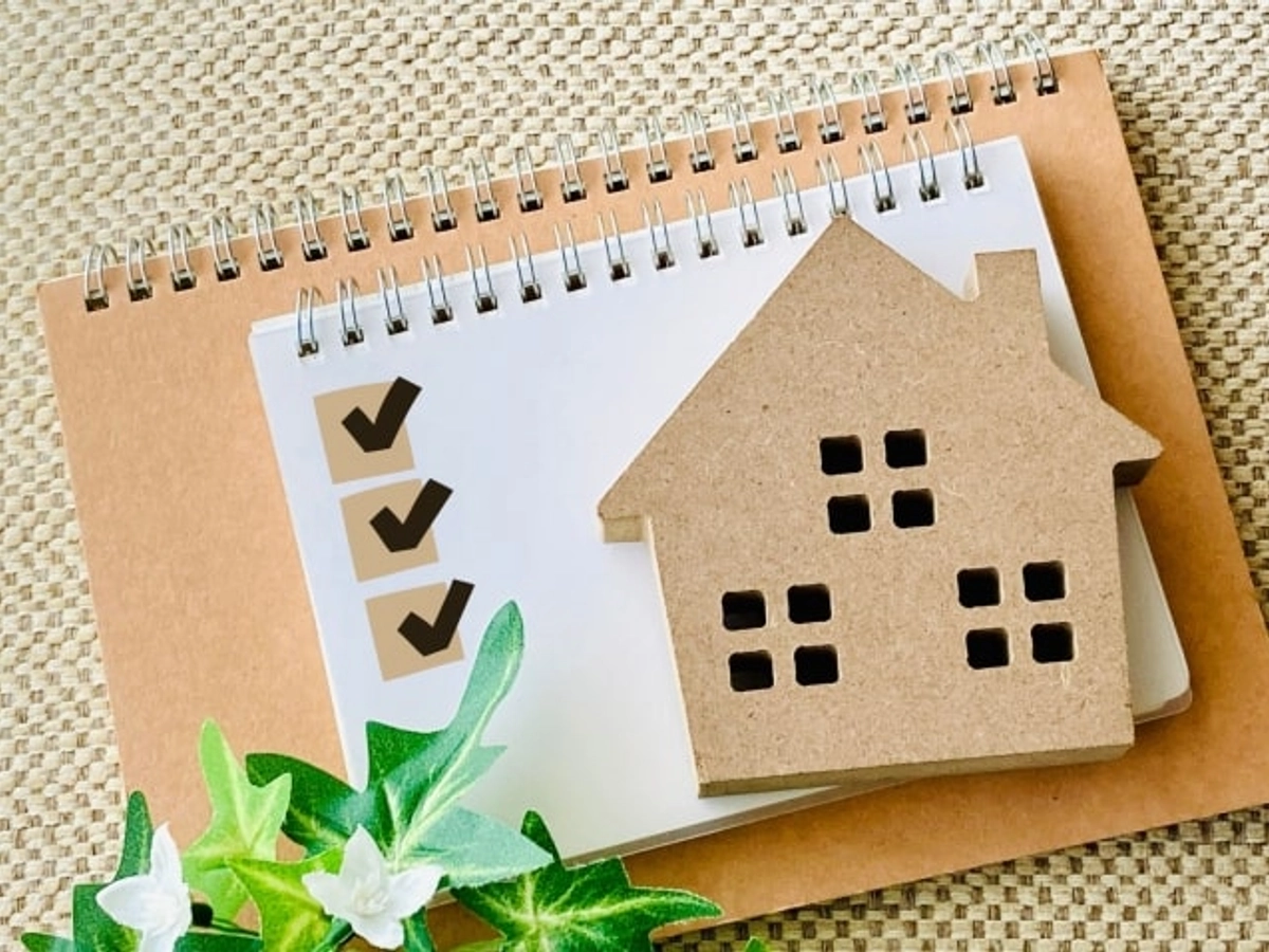 家の模型とチェックリスト