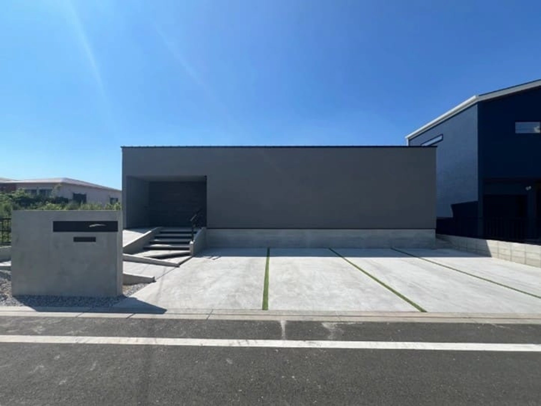 シックなスクエア型の平屋