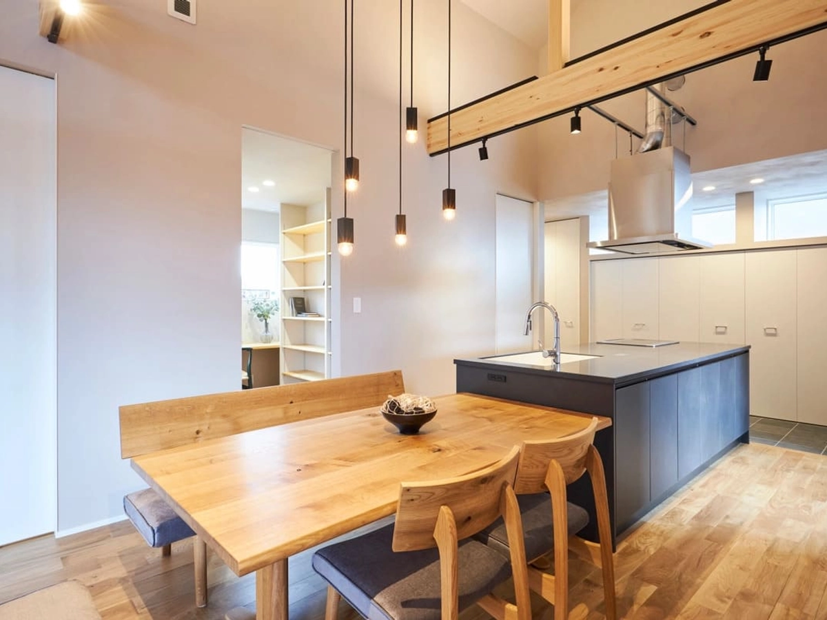 横につなげたキッチンとダイニング