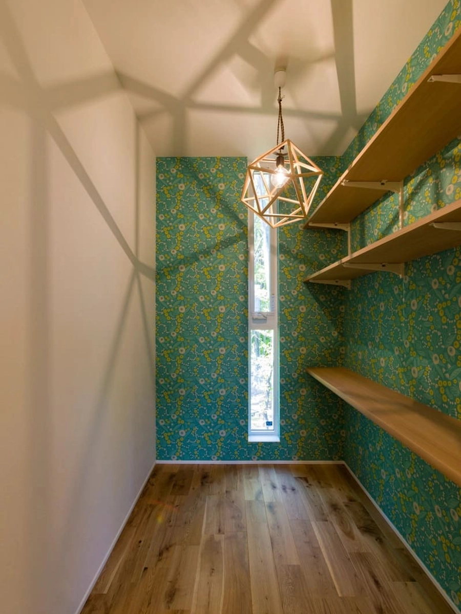 壁紙とペンダントライトが可愛らしいパントリー