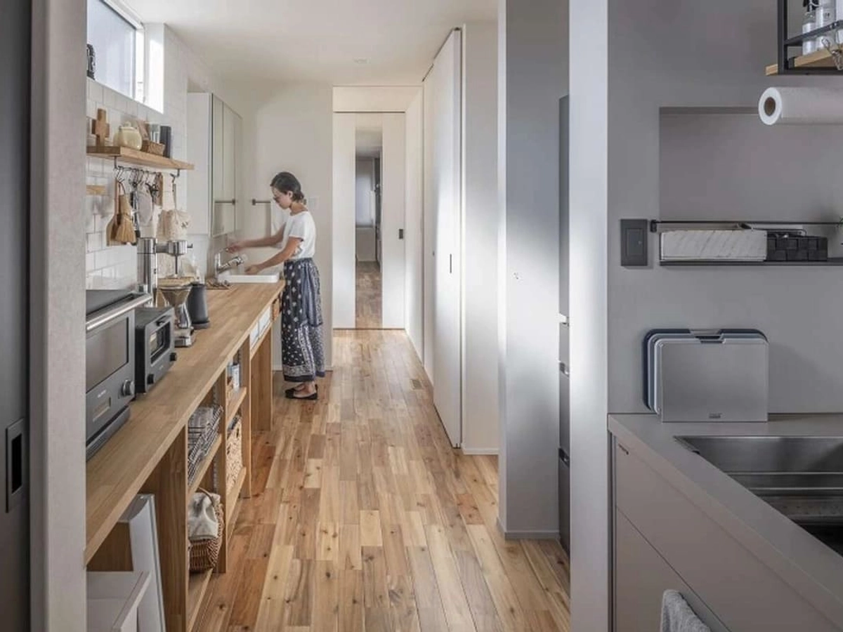 キッチンから一直線の家事動線上につくられたパントリー