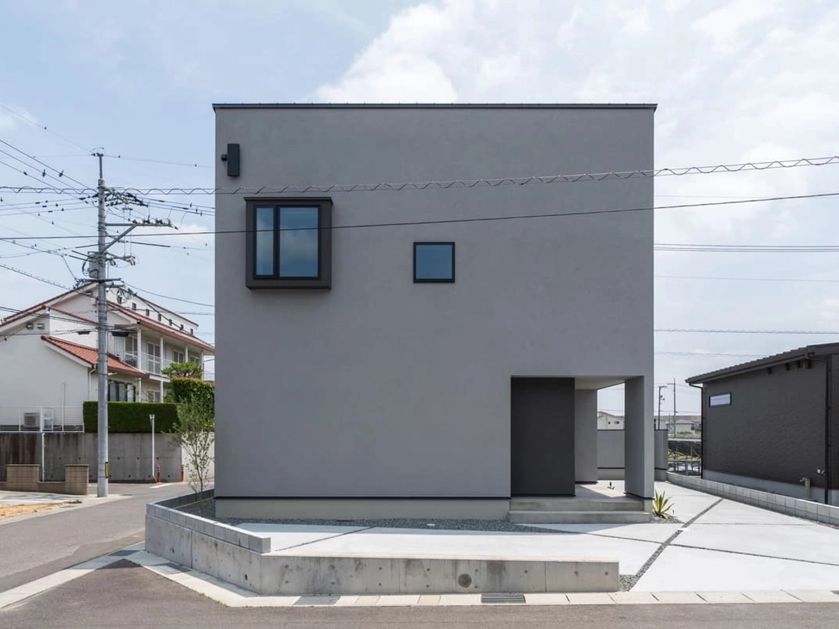 グレーの外壁に黒がアクセントの外観