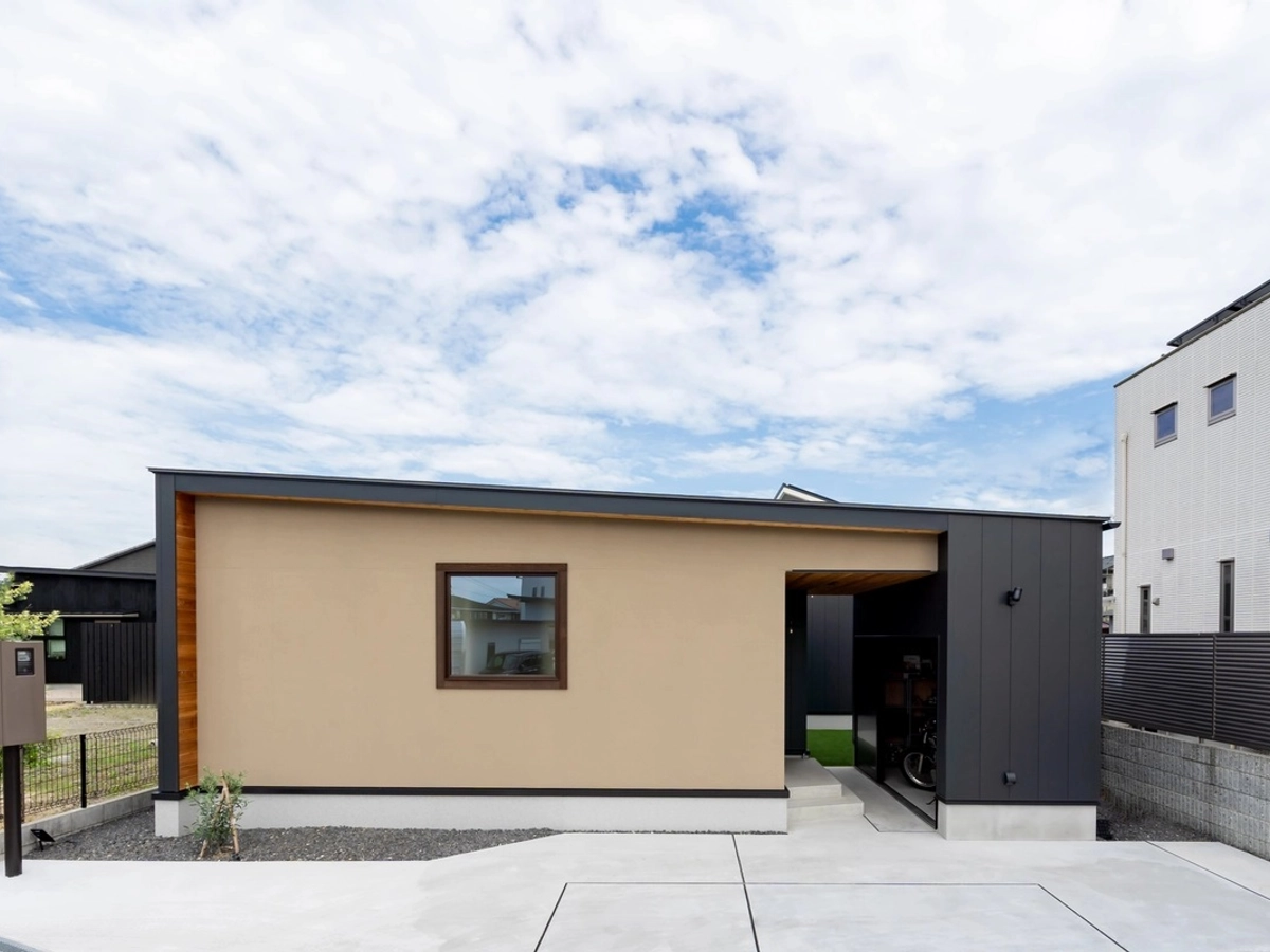 抜けを意識したバイクガレージがある注文住宅