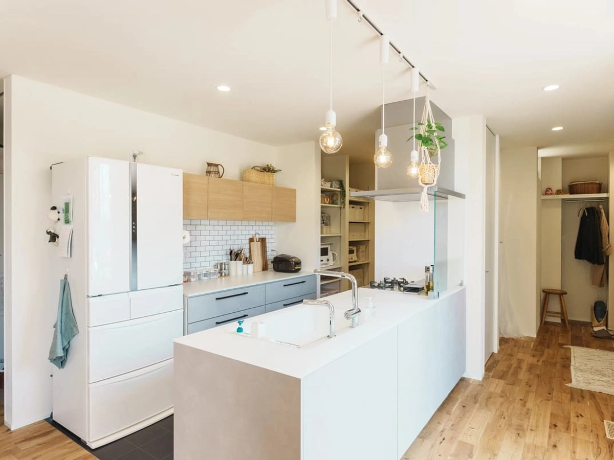 白を基調としたカフェ風のキッチン