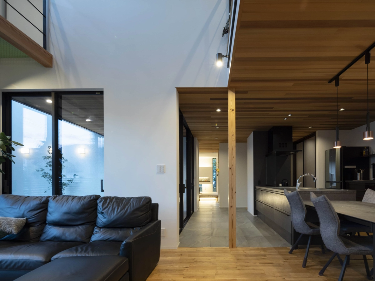 白い壁に床と天井の木目が映えるLDK