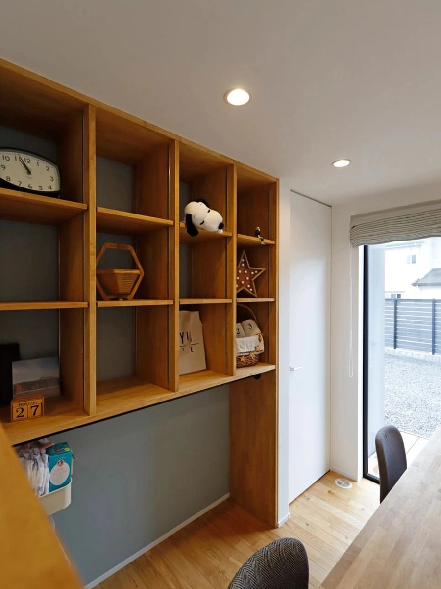 ワークスペースと後ろの背面収納