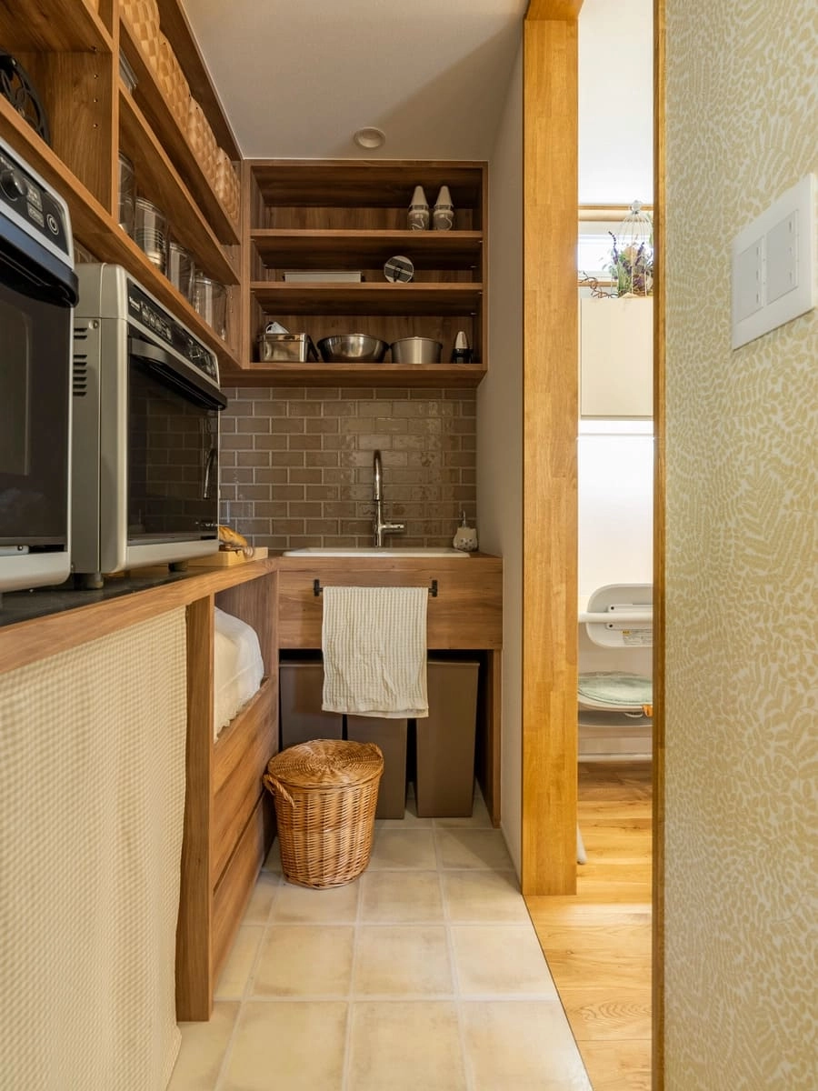 暖かい色で統一されたパントリー