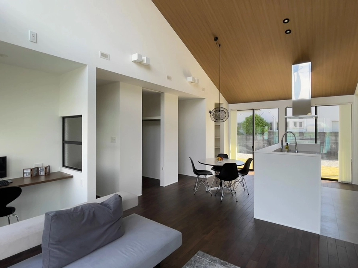 リビング横のデスクを設置したヌック