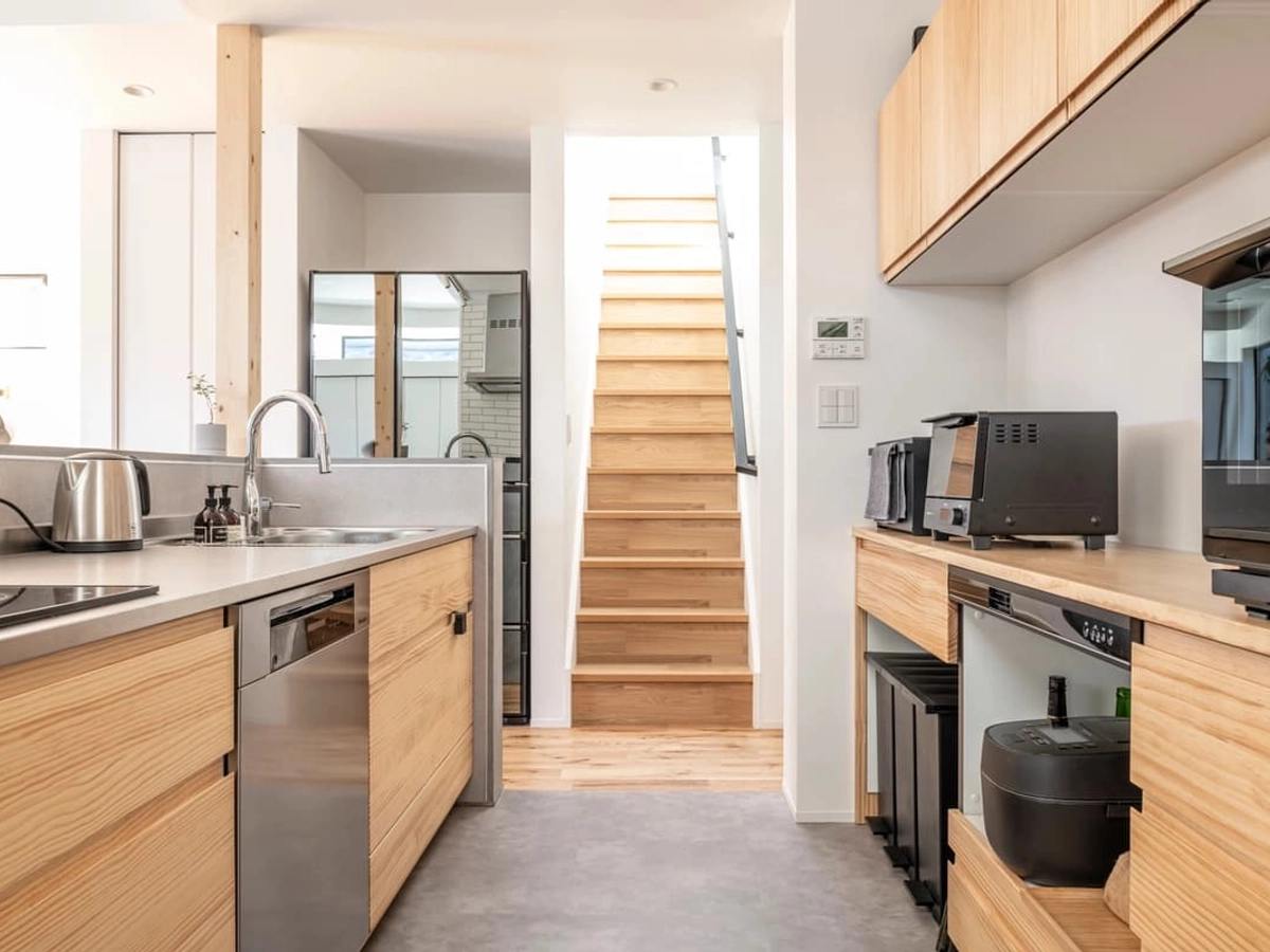 木の風合いが漂うナチュラルな雰囲気のキッチン