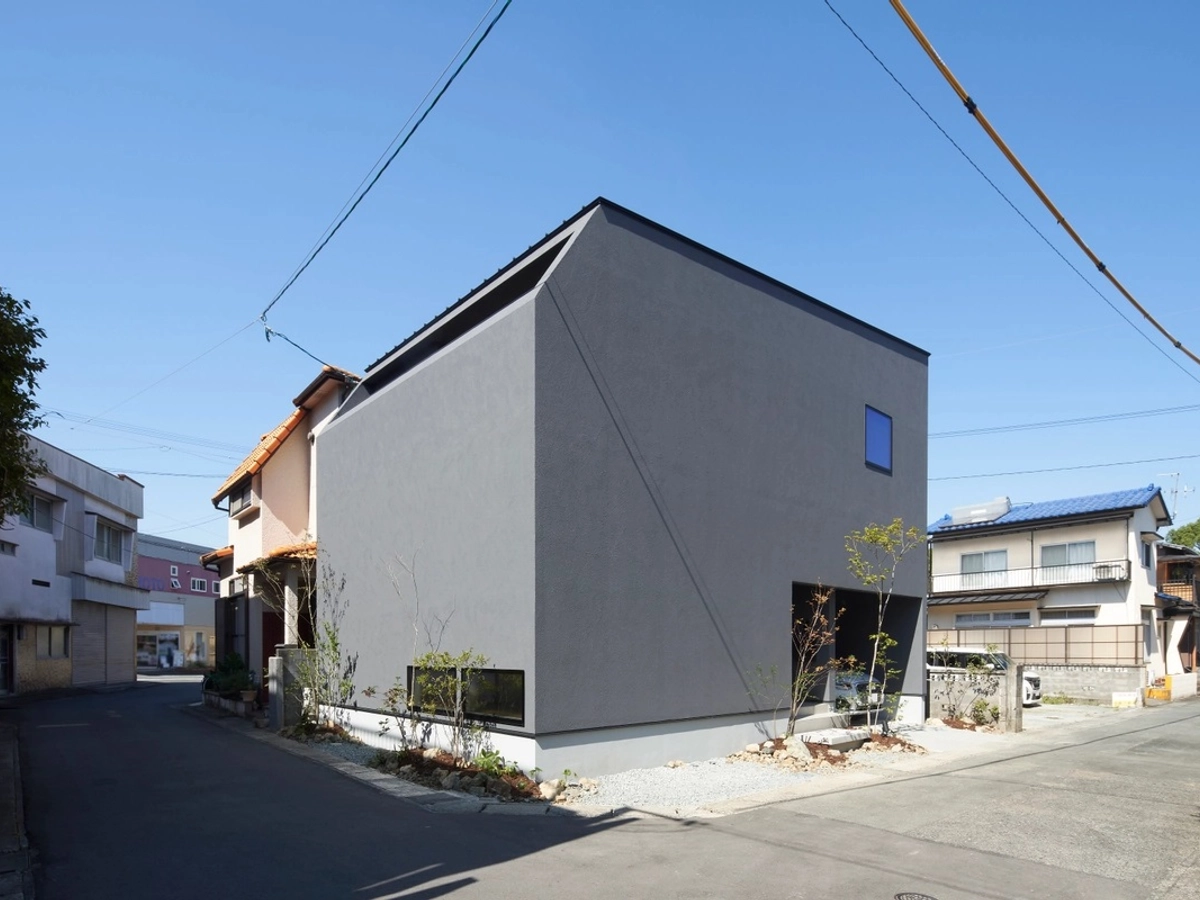 壁をくりぬいたようなつくりのビルトインガレージのある家