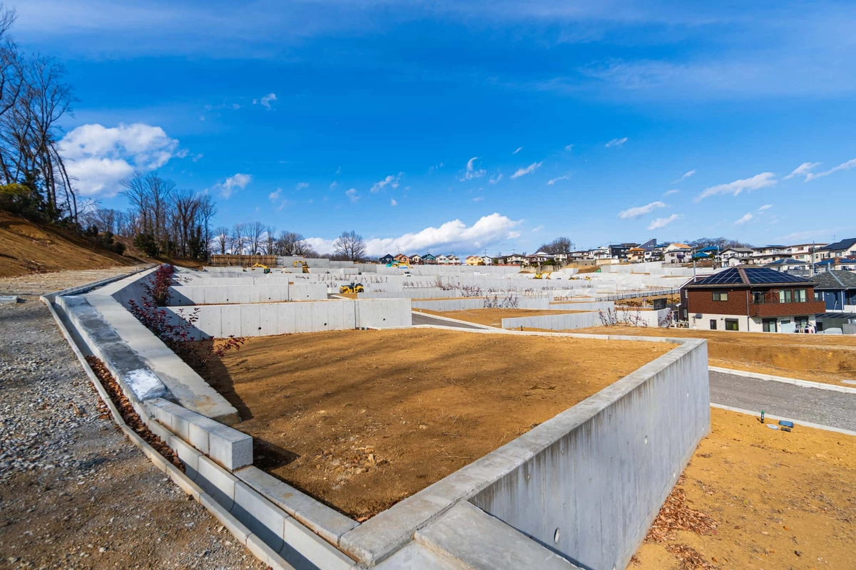 高台の斜面にある戸建て住宅土地