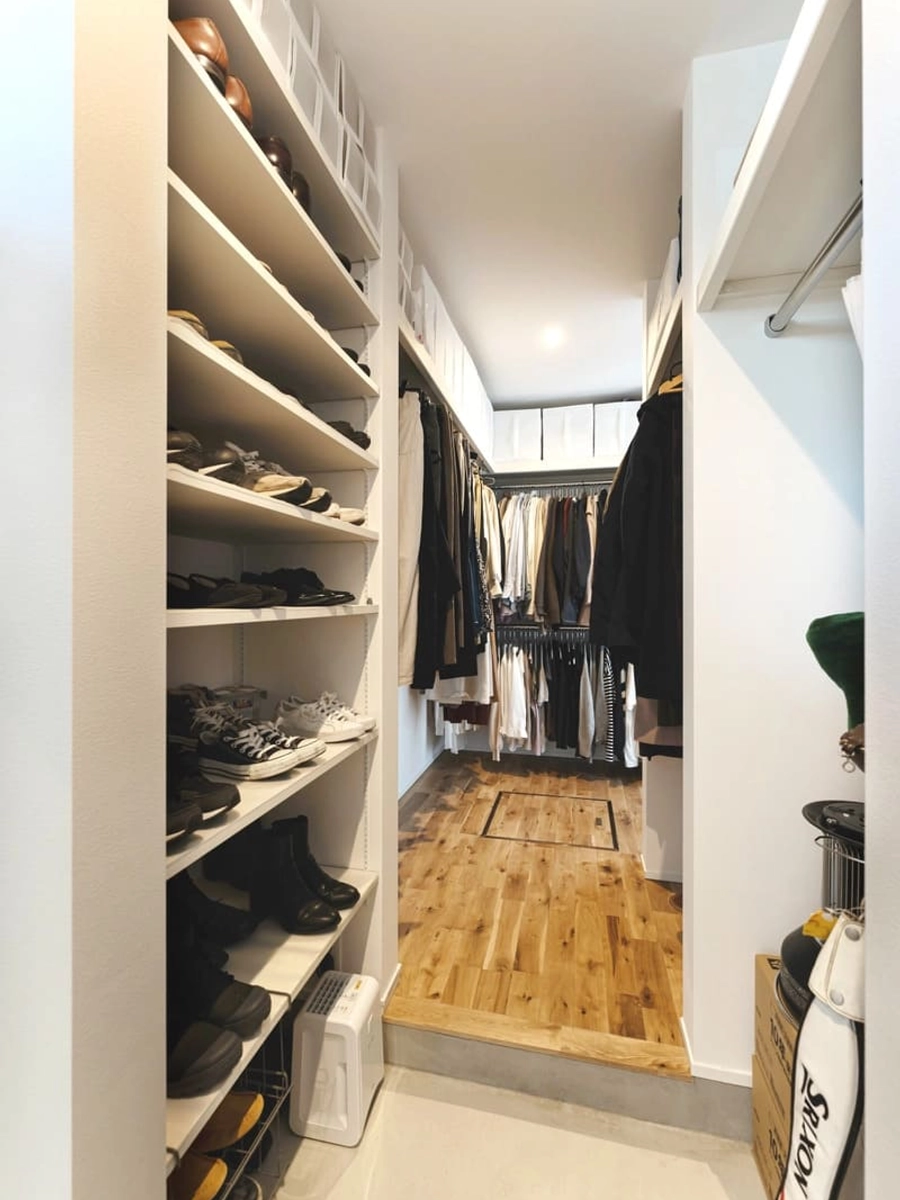 シューズクローゼットからつづくウォークインクローゼット