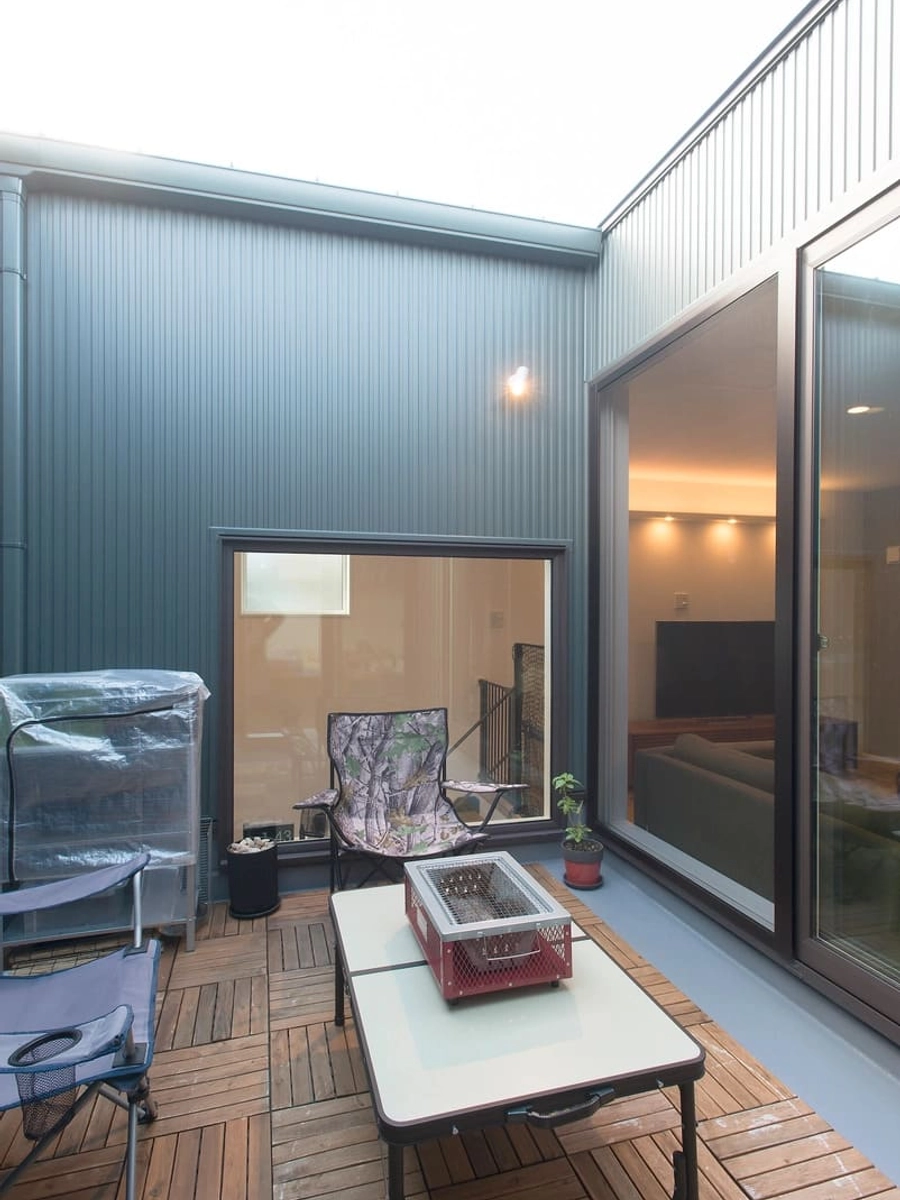 バーベキュー道具の置かれたバルコニー