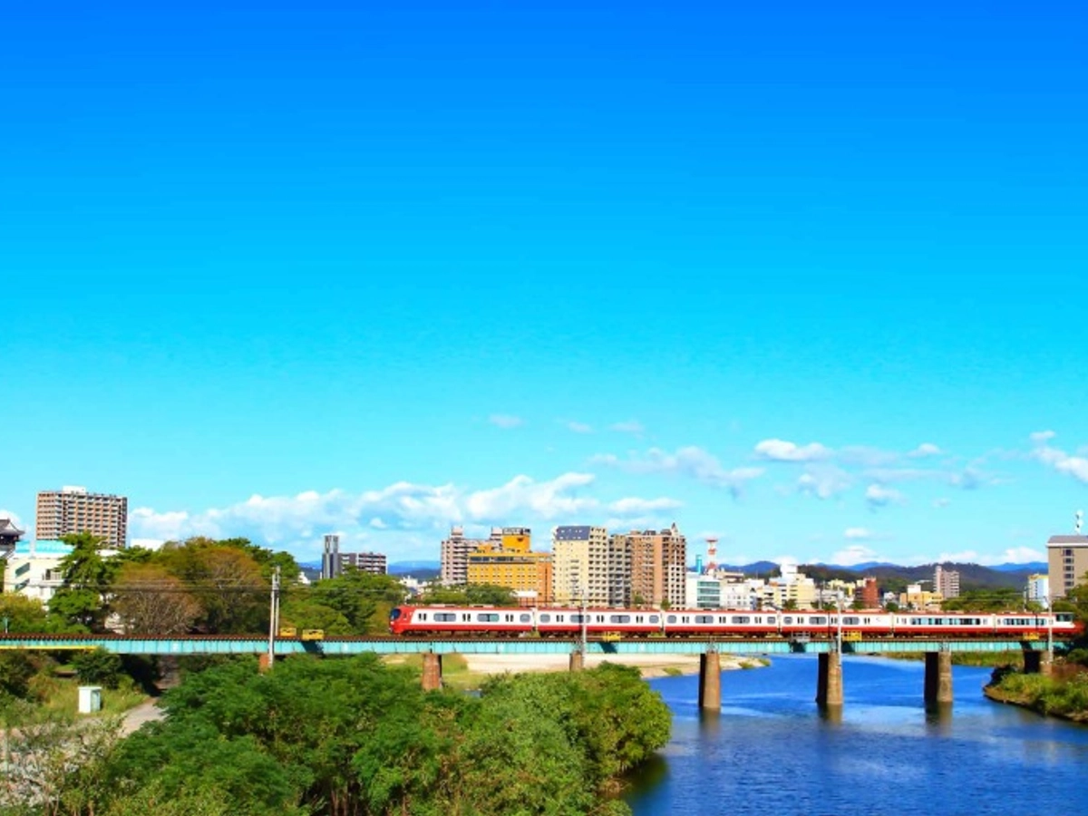 岡崎市の町並みと名鉄電車の風景