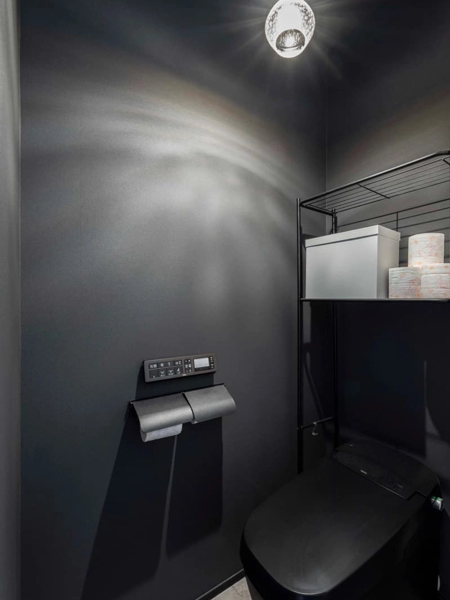 全体を黒で統一したシックなトイレ