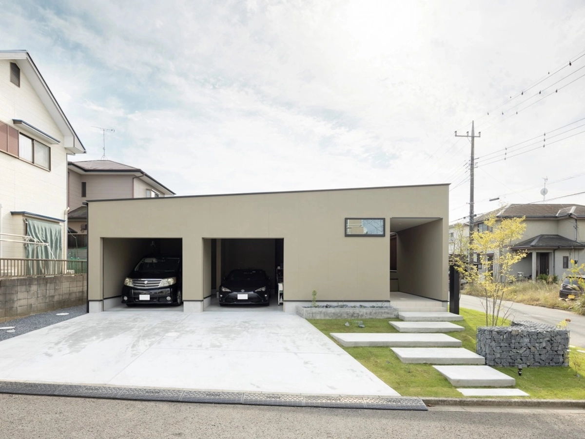 車2台をしっかり守れるガレージ