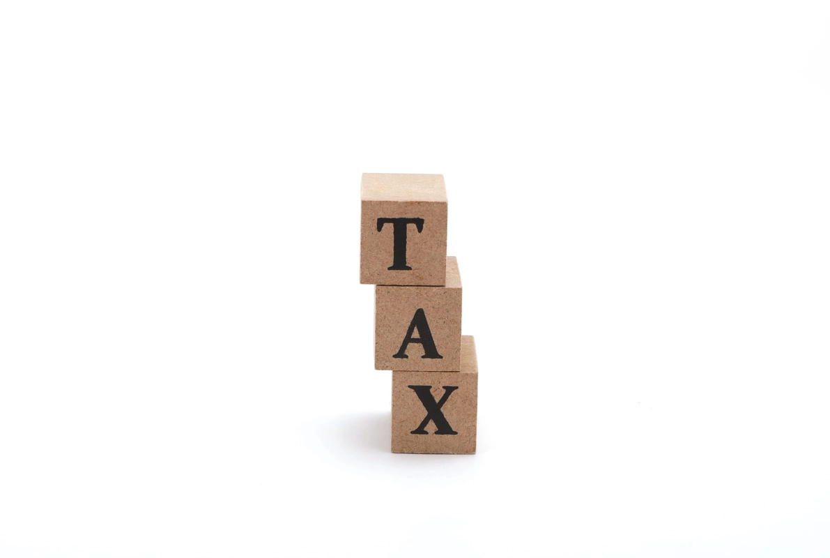 TAXと印字されたブロック