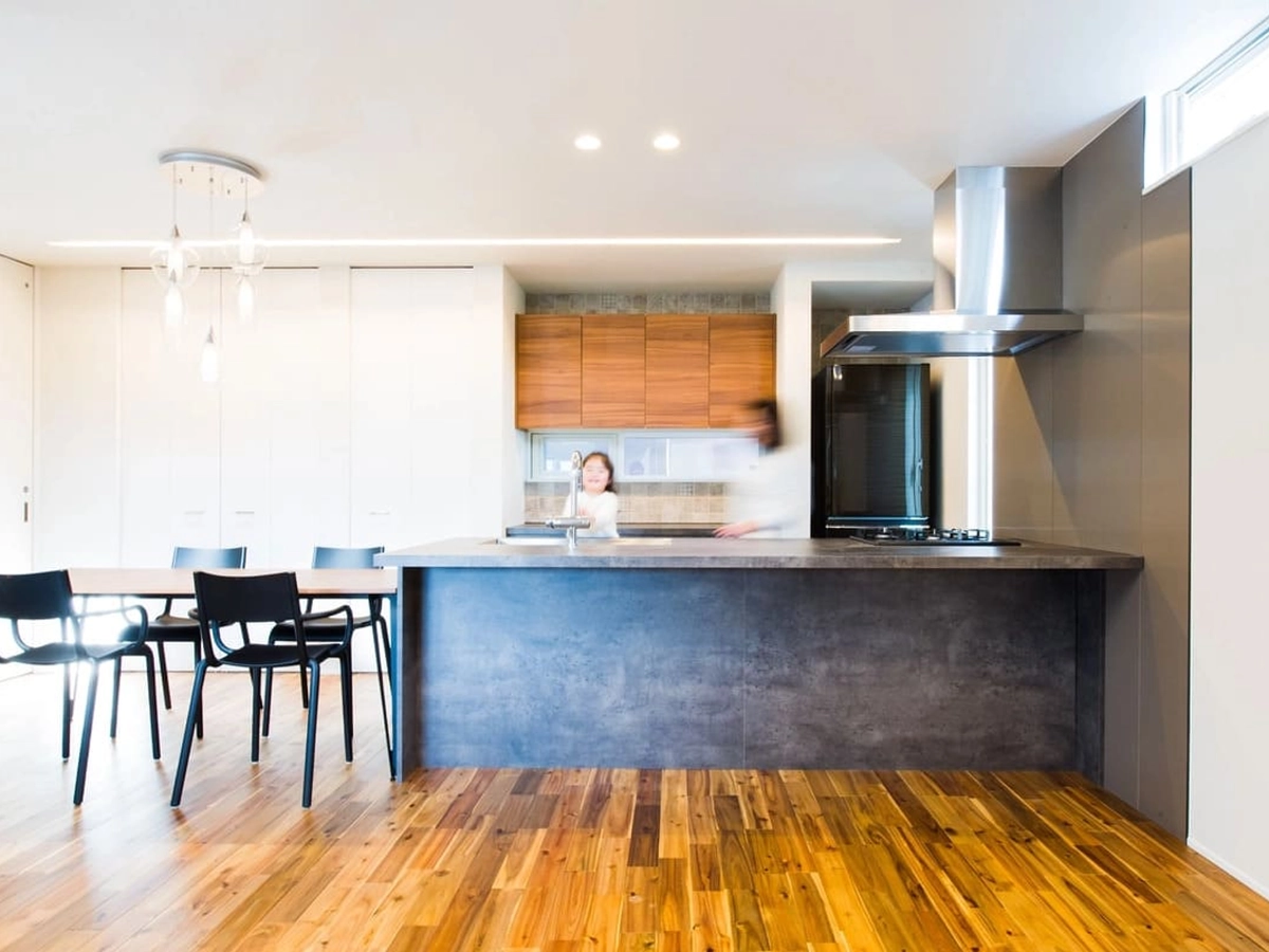 白い壁と色を統一した圧迫感のないリビング収納