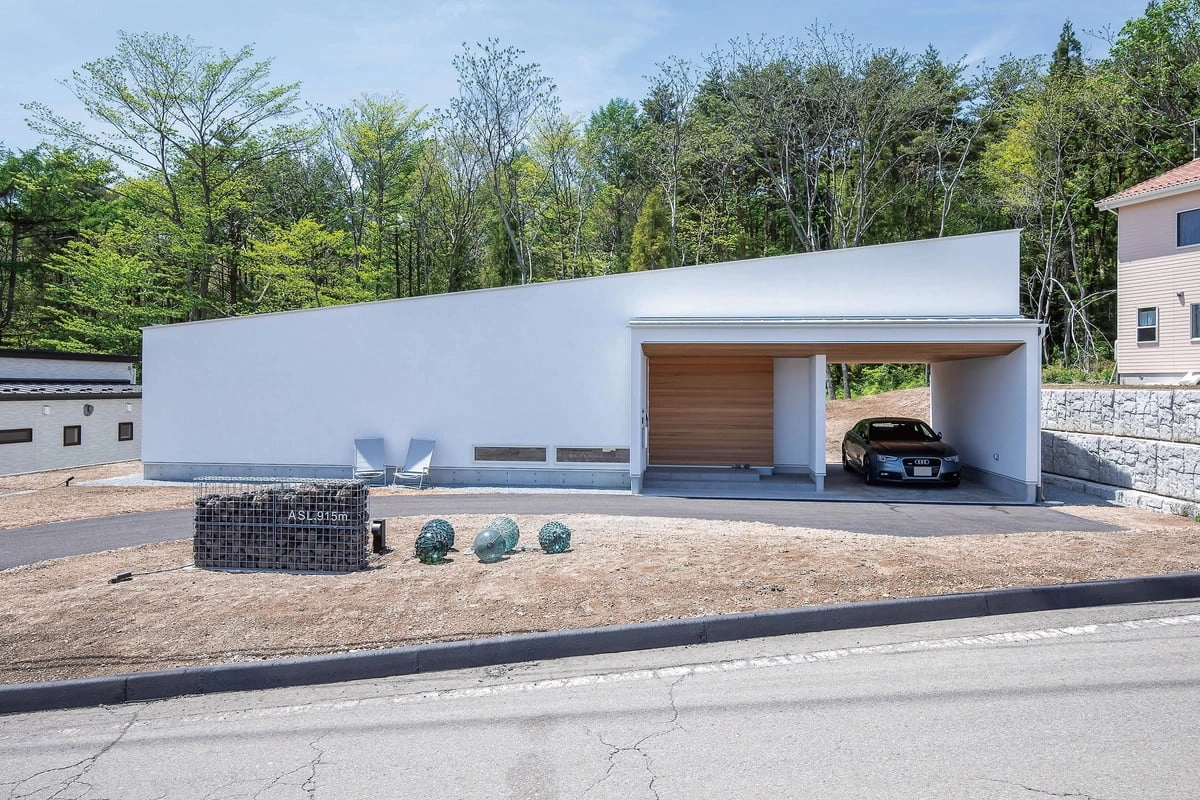 ファザードに極力窓を無くして⽣活感を減らしたデザインの外観