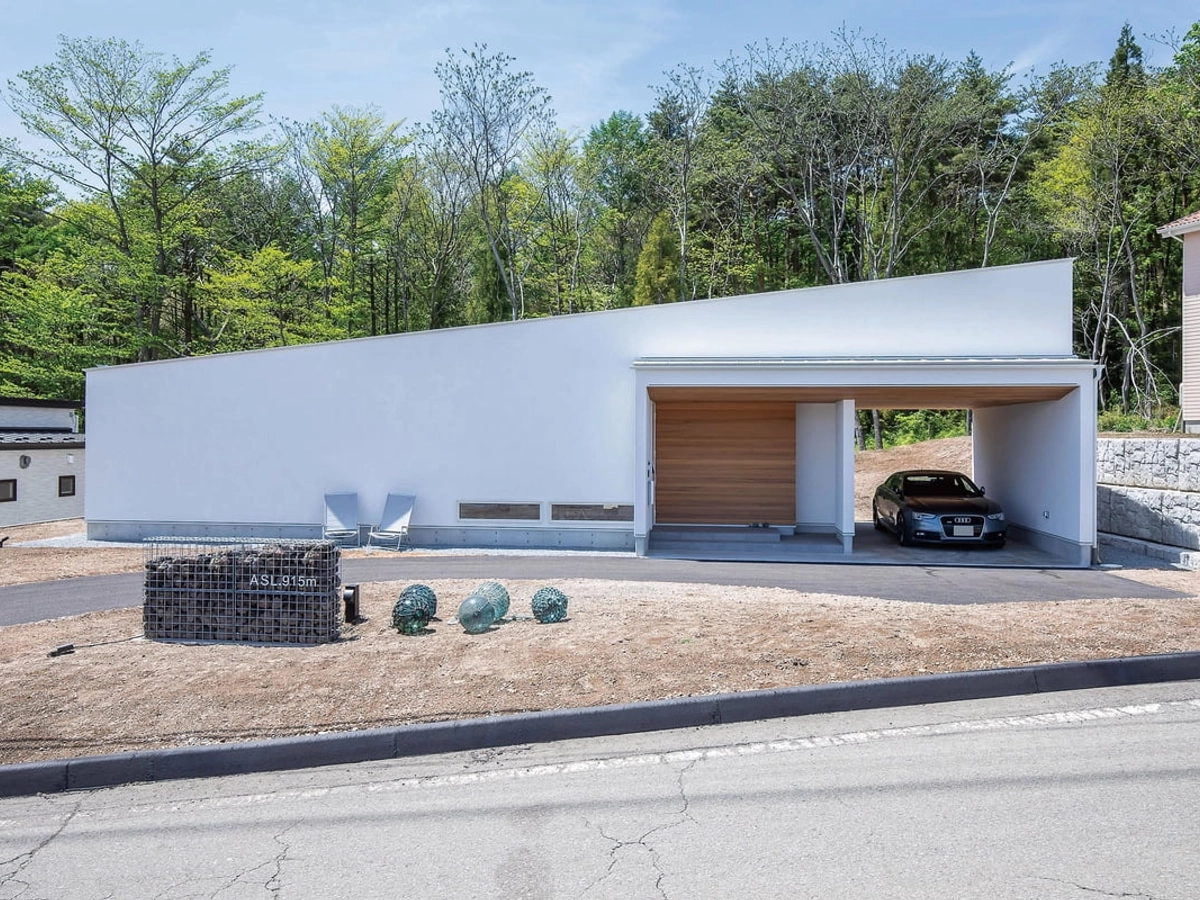 ファザードに極力窓を無くして⽣活感を減らしたデザインの外観