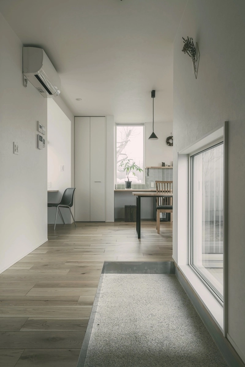 玄関土間から居室へとシームレスに繋がる北欧風の内装
