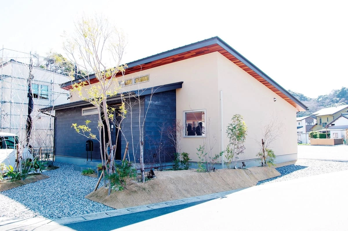 居住部分と玄関部分で異なる素材を使用した印象的な平屋