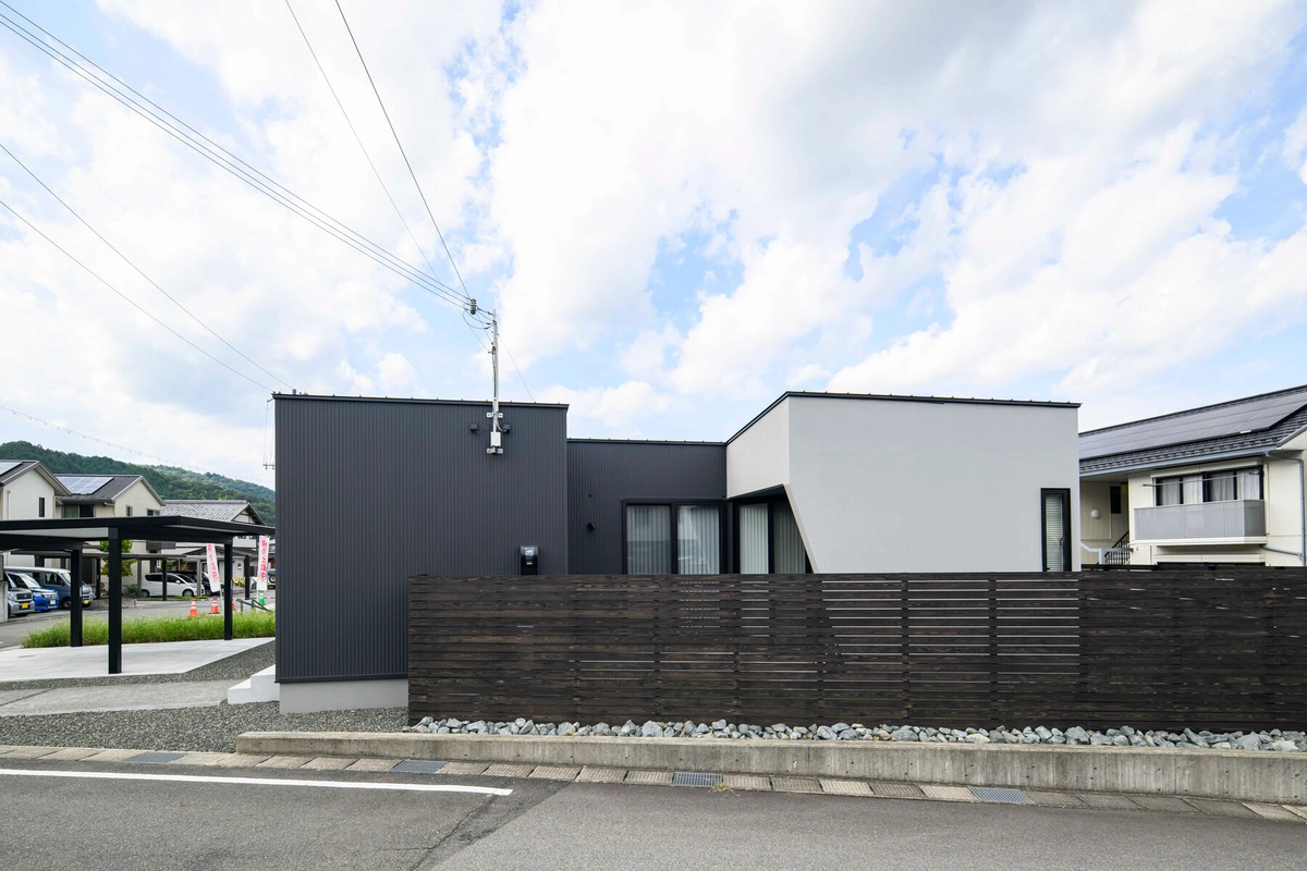 ブラックの外壁の住宅